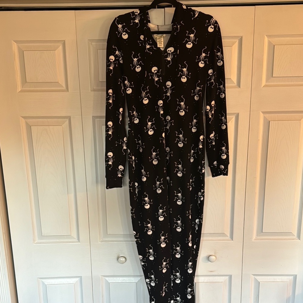 SHOSHO ONSIE LOUNGEWEAR / PAJAMA Black and White Skull Print 1/4 zip - Picture 2 of 11